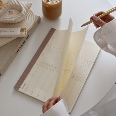 Notes na biurko z perforacjami. Plan tygodnia na biurko.