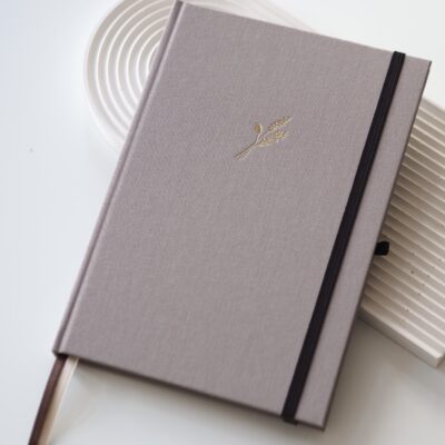 Planner B5 Soft Harmony z brązową płócienną okładką i złotym tłoczonym wzorem kłosów